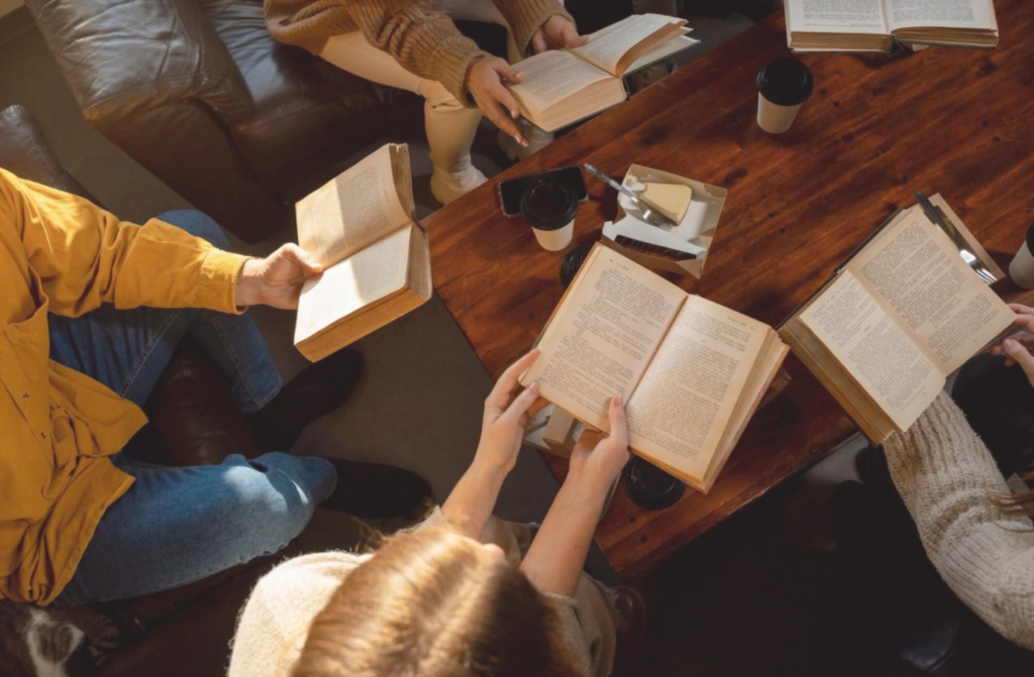 Espace de travail moderne avec documents financiers et calculatrice