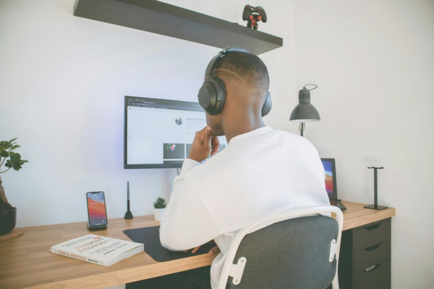Formateur expliquant les concepts financiers lors d'une session pratique